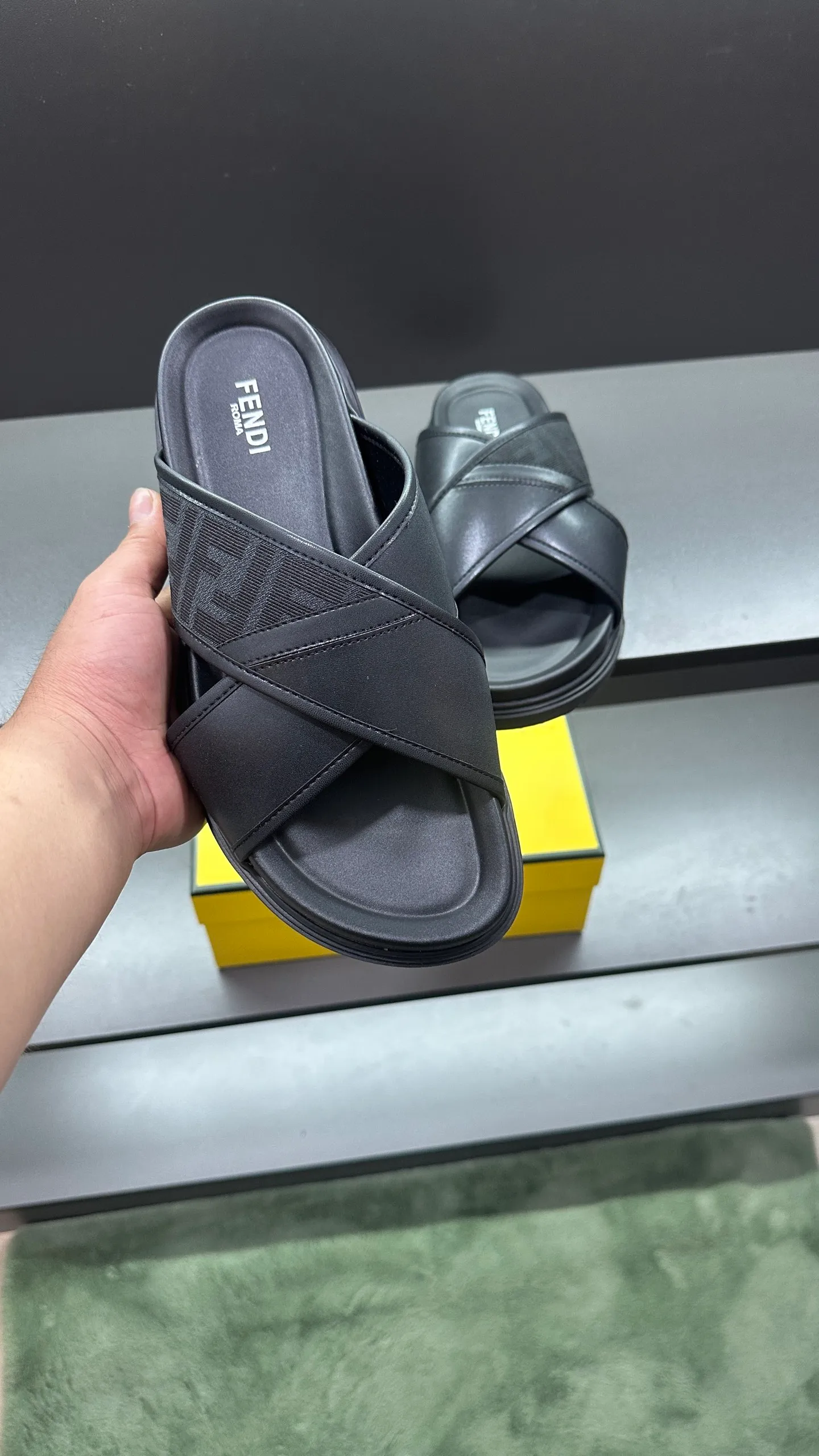 P300 [Fendi Slippers] High-end men's shoes brand, official website 1:1 latest masterpiece: original mold customization, fabrics made of imported original materials, upgraded outsole, lighter and non-slip. The market's top quality, simple yet tasteful, a must-have for fashionistas, fashionable at your feet, full of confidence, the same style at the counter 👍The season of summer slippers is here. Code: 38-45, 46 order